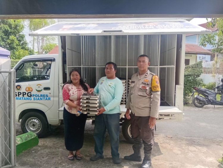 Bhabinkamtibmas Siantar Timur Kawal Distribusi Makanan Bergizi Gratis untuk Siswa TK Nazaret