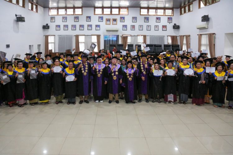 Wali Kota Wesly Silalahi Haru Saksikan Wisuda Lansia, Tegaskan Usia Bukan Halangan untuk Terus Berkarya