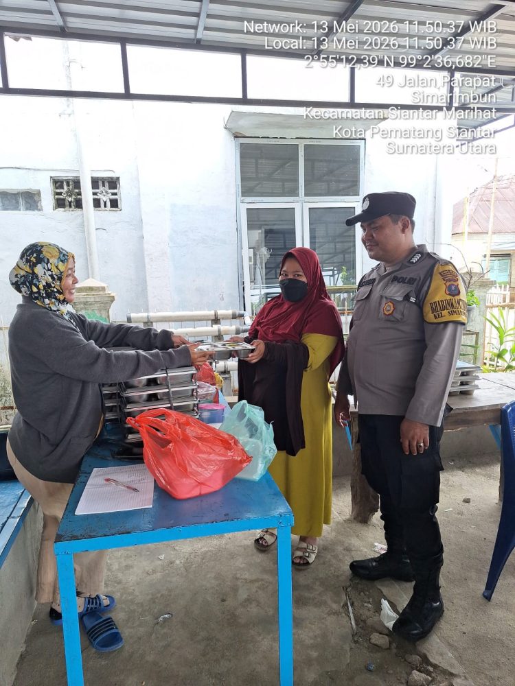 Bhabinkamtibmas Polsek Siantar Marihat Kawal Distribusi Makan Bergizi Gratis di Posyandu Simarimbun