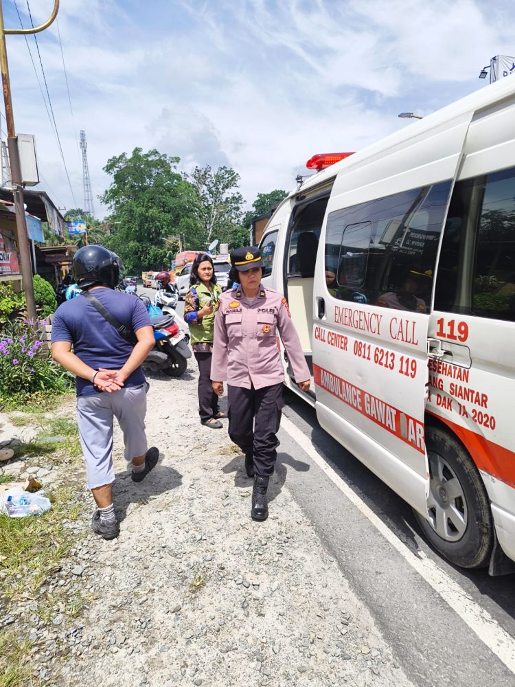 Kapolsek Siantar Marihat Gerak Cepat Evakuasi Pria Diduga ODGJ yang Tergeletak Lemas di Jalan Parapat KM 6
