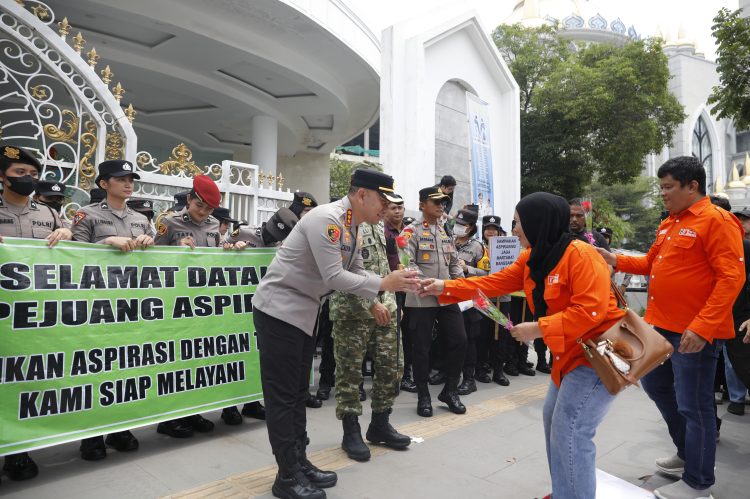 Demo Buruh Berlangsung Tertib, Polisi Dihadiahi Bunga di Depan Kantor Gubsu
