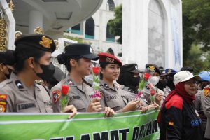 Demo Buruh Berlangsung Tertib, Polisi Dihadiahi Bunga di Depan Kantor Gubsu