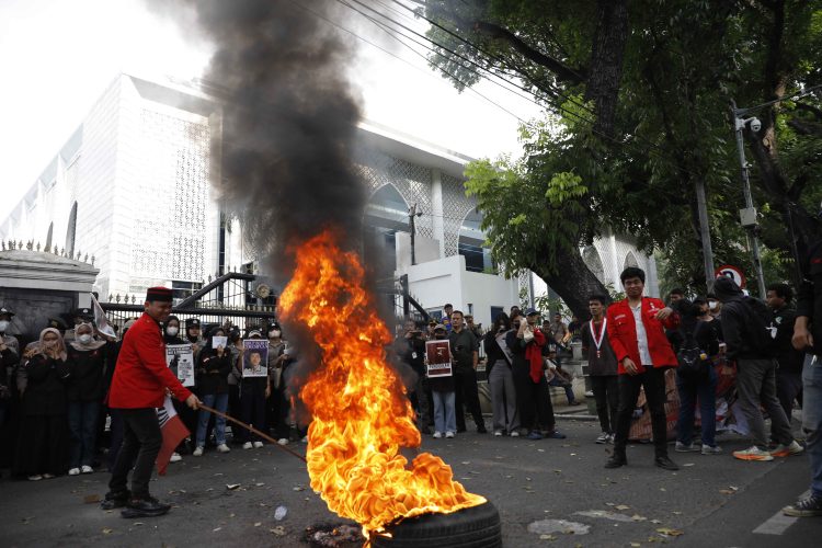 Aksi May Day di Medan Diwarnai Bakar Ban dan Penutupan Jalan, Mahasiswa GMNI Sampaikan 12 Tuntutan