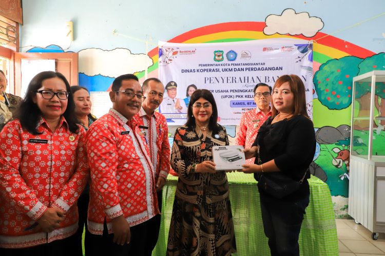 Ny Liswati Wesly Silalahi Dorong UMKM Naik Kelas, Kader UP2K PKK Tomuan Terima Bantuan Peralatan Usaha