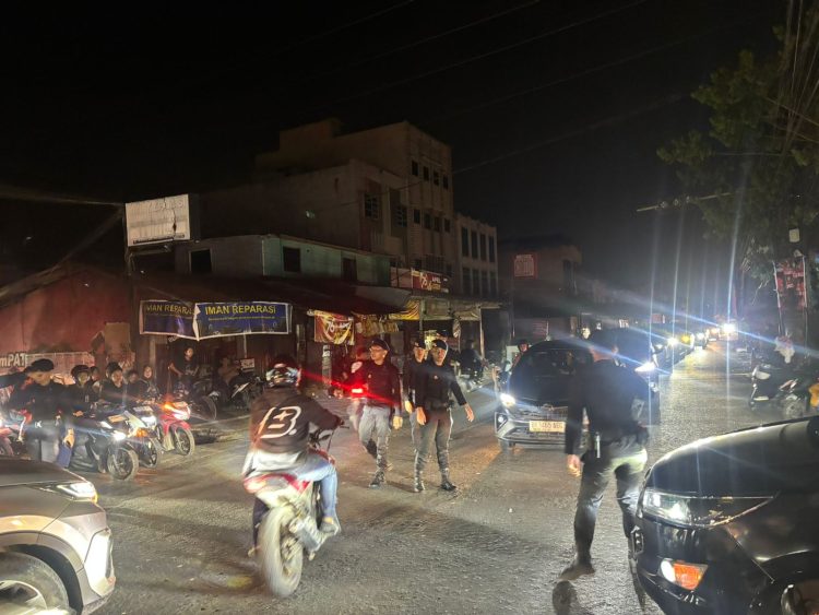 Blackout Lumpuhkan SUMBAGUT, Brimob Sumut Ambil Alih Jalanan Medan: Saat Kota Gelap, Pasukan Berseragam Tetap Menyala