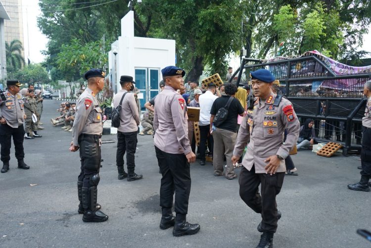 Brimob Polda Sumut Kawal Demokrasi dengan Pendekatan Humanis, Aksi Mahasiswa di DPRD Sumut Berlangsung Aman dan Kondusif