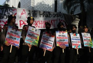 Poster Humanis dan Senyum Manis Polwan Tawarkan Kesejukan dan Kedamaian Saat Aksi Mahasiswa di DPRD Sumut