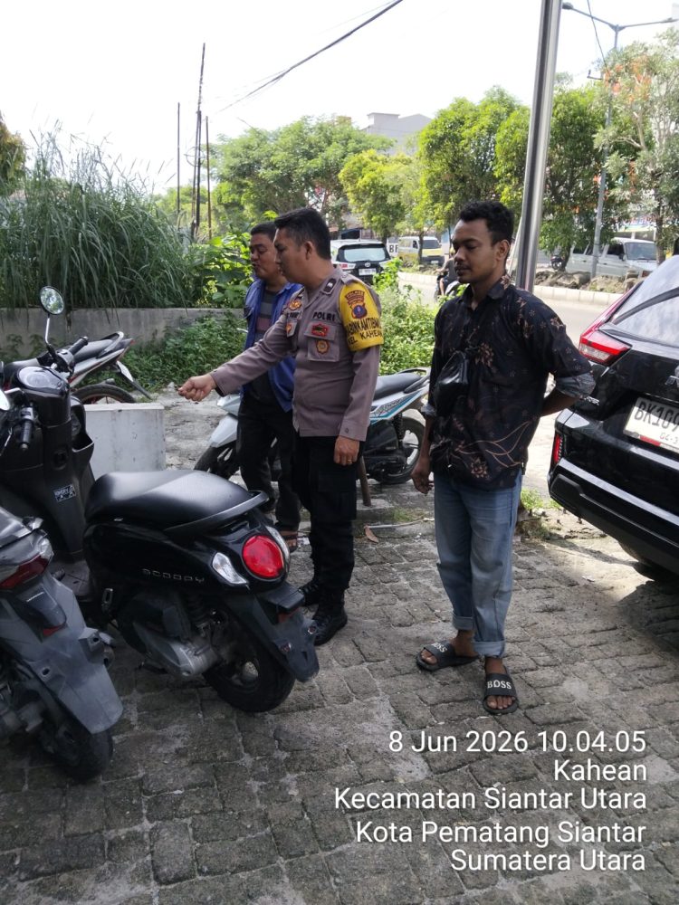 Sambangi Pekerja Toko Bangunan, Bhabinkamtibmas Siantar Utara Ingatkan Bahaya Curanmor dan Pentingnya Kewaspadaan