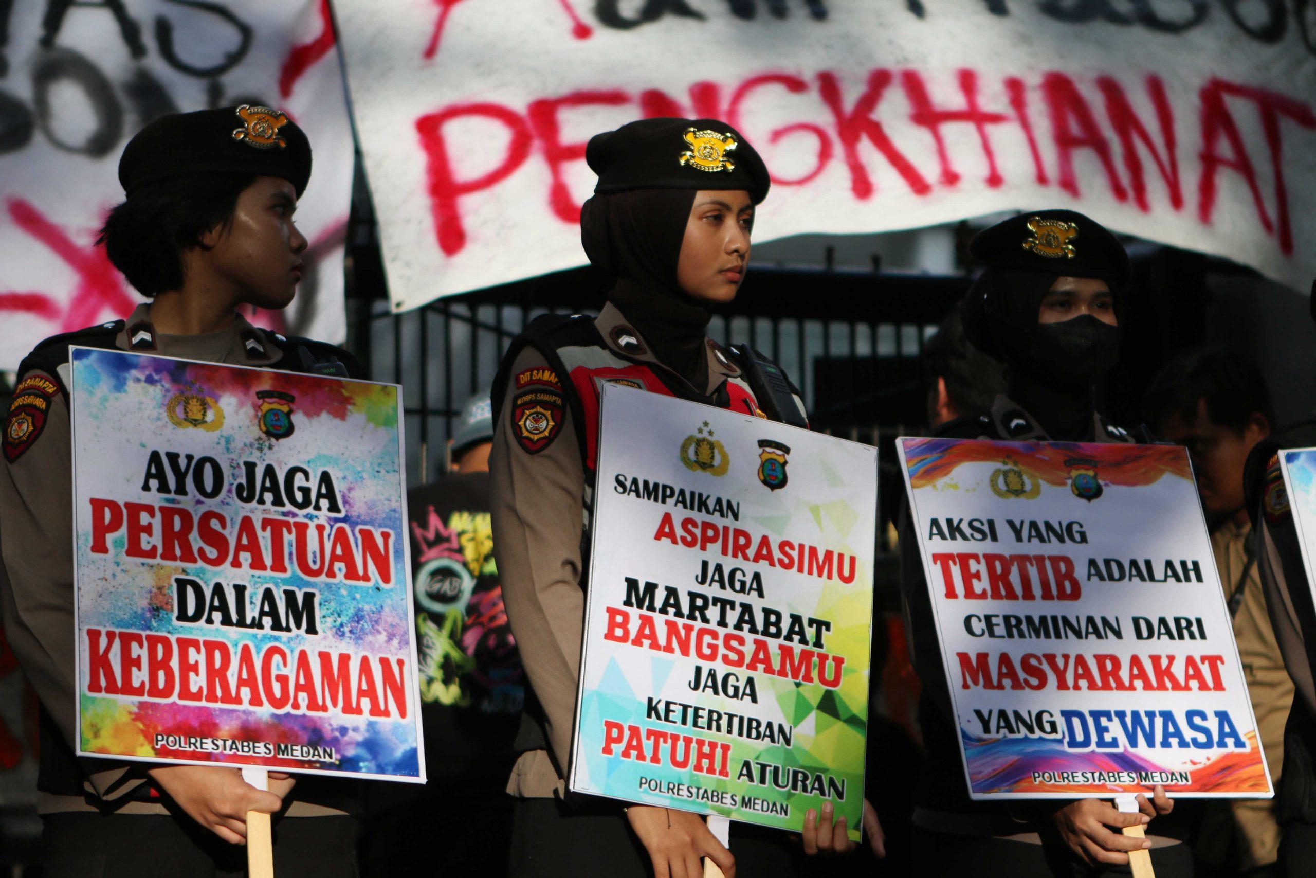 Poster Humanis dan Senyum Manis Polwan Tawarkan Kesejukan dan Kedamaian Saat Aksi Mahasiswa di DPRD Sumut
