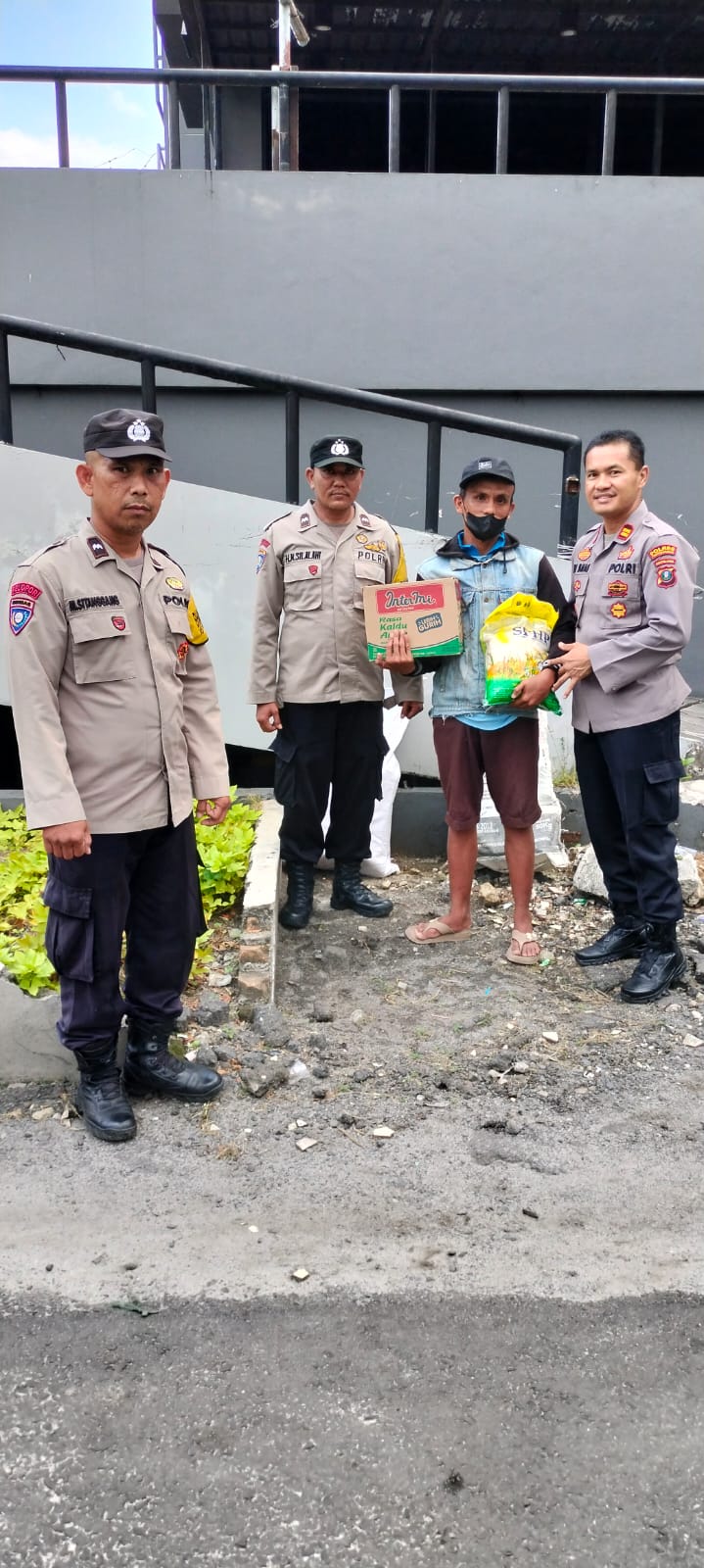Sambut HUT Bhayangkara ke-80, Kapolsek Siantar Timur Salurkan Bansos untuk Warga Kurang Mampu