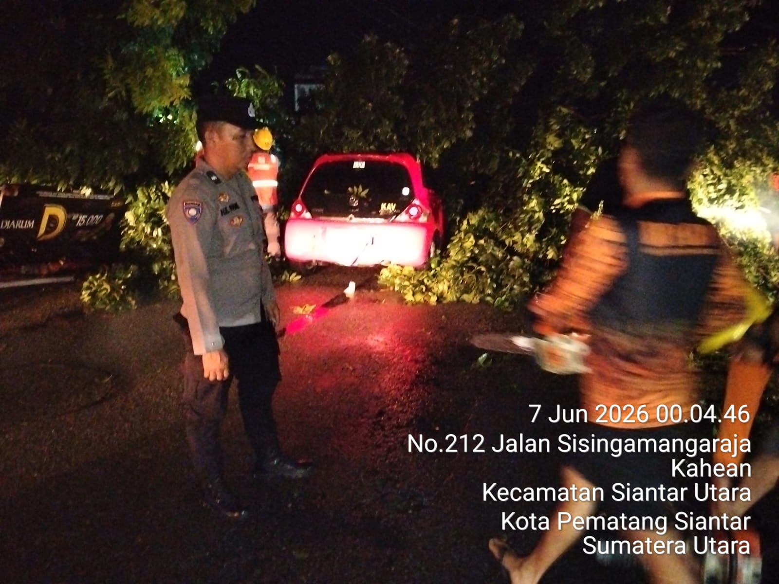 Polsek Siantar Utara Sigap Atasi Pohon Tumbang di Jalan SM Raja, Lalu Lintas Kembali Lancar