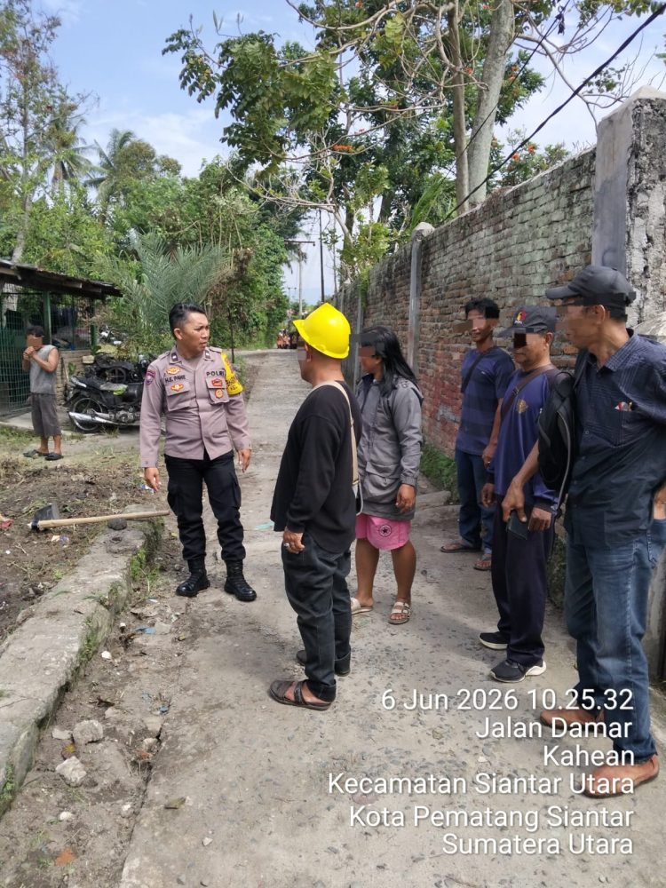 Polsek Siantar Utara Turun ke Lapangan, Berikan Himbauan Pekerjaan Rabat Beton di Gang Pinus Agar Tetap Tertib dan Kondusif
