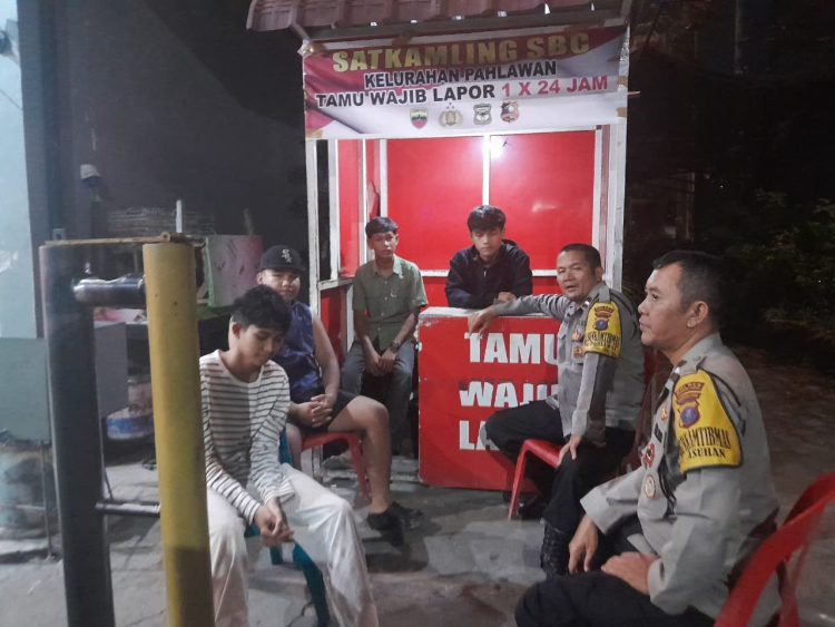 Polsek Siantar Timur Gencarkan SALING di Pos Satkamling SBC, Perkuat Kewaspadaan Warga Cegah Guantibmas