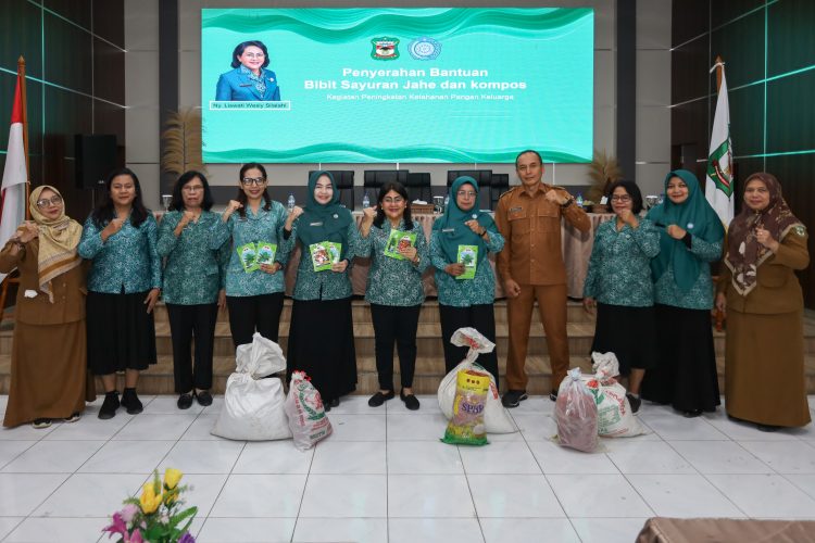 Liswati Silalahi Gerakkan PKK Tanam Pangan Keluarga, Bibit Sayur dan Jahe Dibagikan ke Warga Siantar