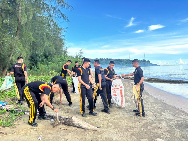 Sambut HUT Polri ke-80, Brimob Sumut Bergerak Jaga Keindahan Pantai Laharuga