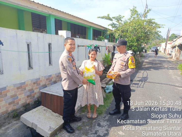 Jelang HUT Bhayangkara ke-80, Polsek Siantar Timur Bagikan Bansos Secara Door to Door kepada Warga Kurang Mampu