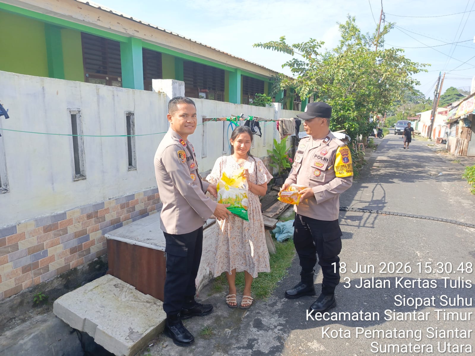 Jelang HUT Bhayangkara ke-80, Polsek Siantar Timur Bagikan Bansos Secara Door to Door kepada Warga Kurang Mampu