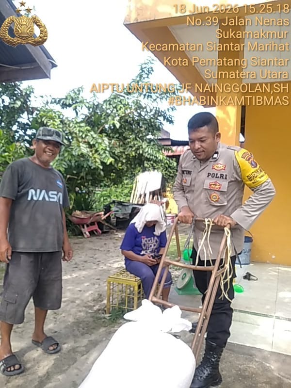 Dukung Ketahanan Pangan, Bhabinkamtibmas Siantar Selatan Turun Tangan Bantu Warga Jemur Hasil Panen Jagung