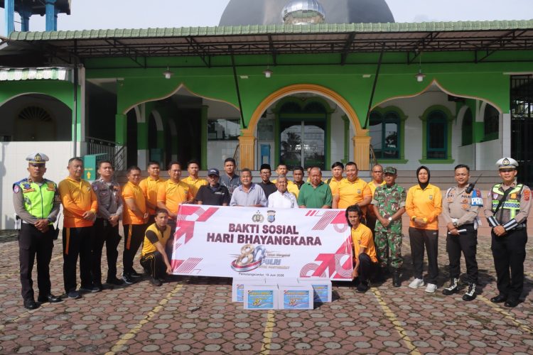 Rajut Toleransi dan Kepedulian, Polres Pematangsiantar Gelar Bakti Sosial di Gereja dan Masjid Sambut HUT Bhayangkara ke-80