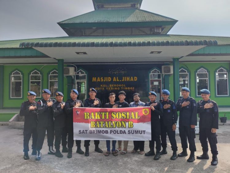 Brimob Sumut Hadir dengan Aksi Nyata, Jumat Bersih Perindah Masjid dan Pererat Kedekatan dengan Warga
