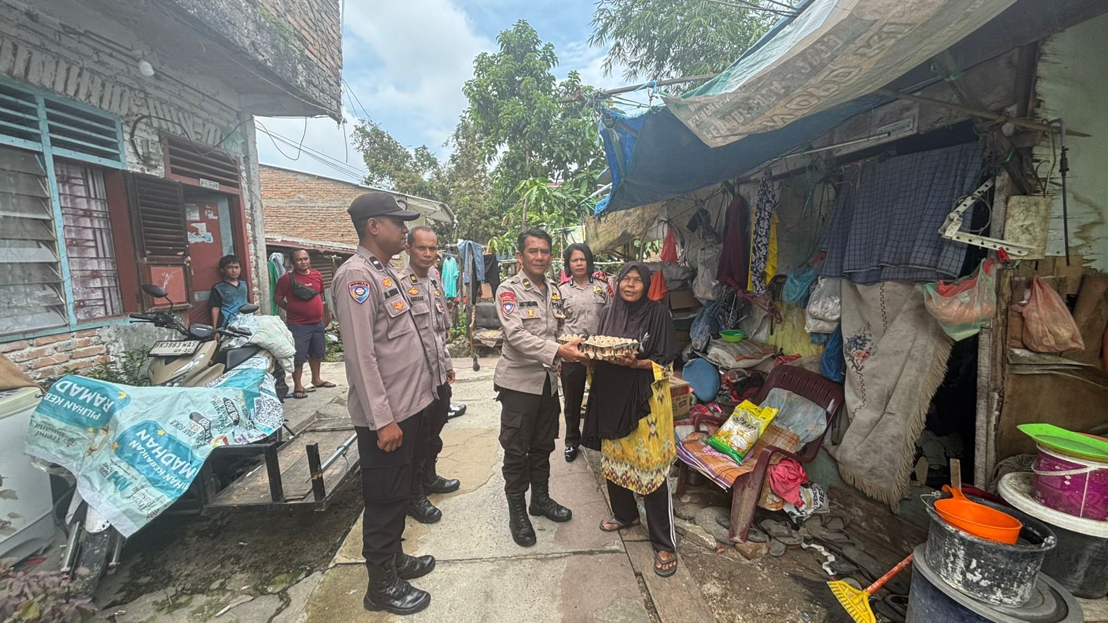Jelang HUT Bhayangkara ke-80, Polsek Siantar Utara Datangi Rumah Warga Lansia dan Salurkan Bantuan Sosial