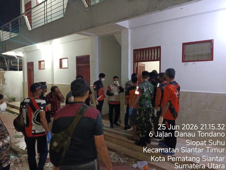 Laporan CC 110 Langsung Ditindak! Polsek Siantar Timur Evakuasi Pria Ditemukan Meninggal di Kamar Kos