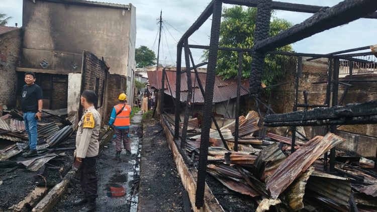 Dua Rumah Dilalap Api di Jalan Tongkol, IPTU Edy Manalu Kerahkan Personel Cek TKP dan Pasang Police Line