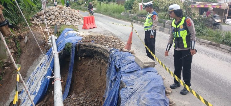AKP Friska Susana Turun Langsung Survei Perbaikan Jalan Amblas di SM Raja, Antisipasi Kecelakaan dan Kemacetan