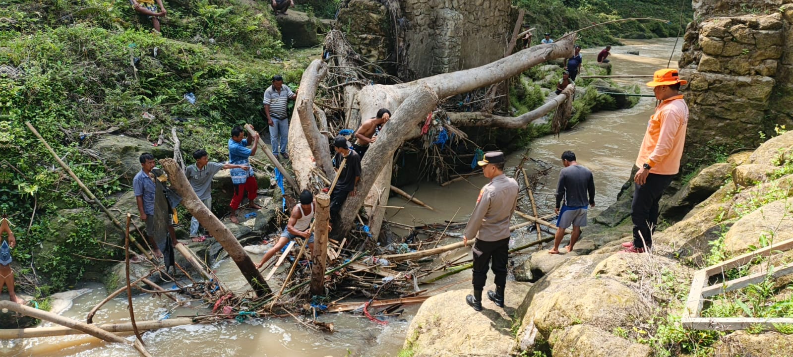 Respon Cepat Kapolsek Tanah Jawa Pimpin Pencarian Warga Diduga Hanyut di Sungai Bah Tongguran