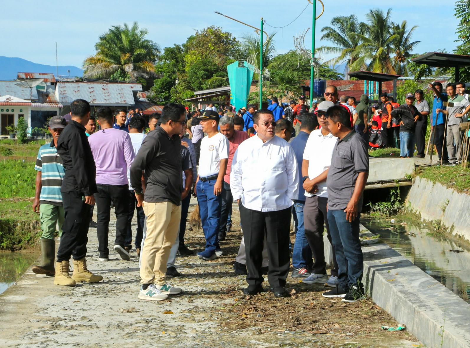 Wesly Silalahi Galakkan Jumpa Berlian, Drainase Persawahan di Bah Sorma Dibersihkan