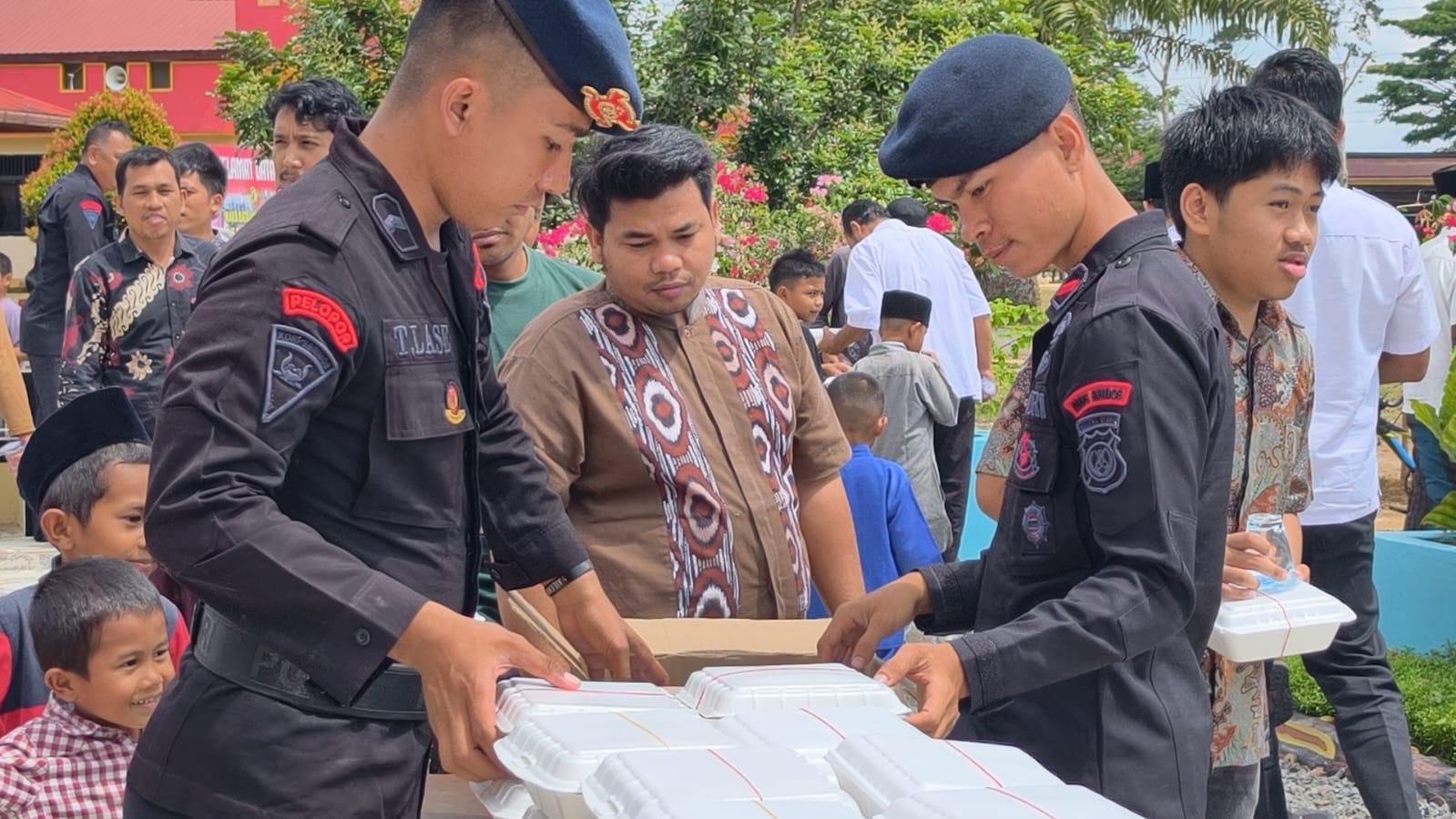 Jumat Berkah, Sat Brimob Polda Sumut Bagikan 200 Paket Makan Gratis untuk Jamaah Shalat Jumat