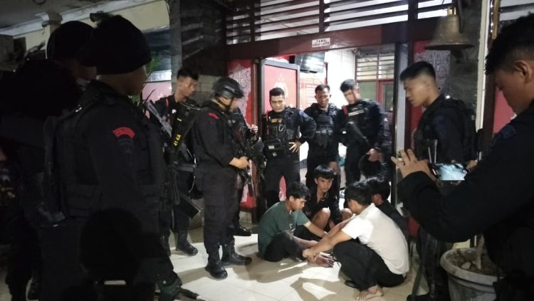 Brimob Sumut Gagalkan Aksi Tawuran Dini Hari, Empat Pelaku dan Dua Kelewang Diamankan