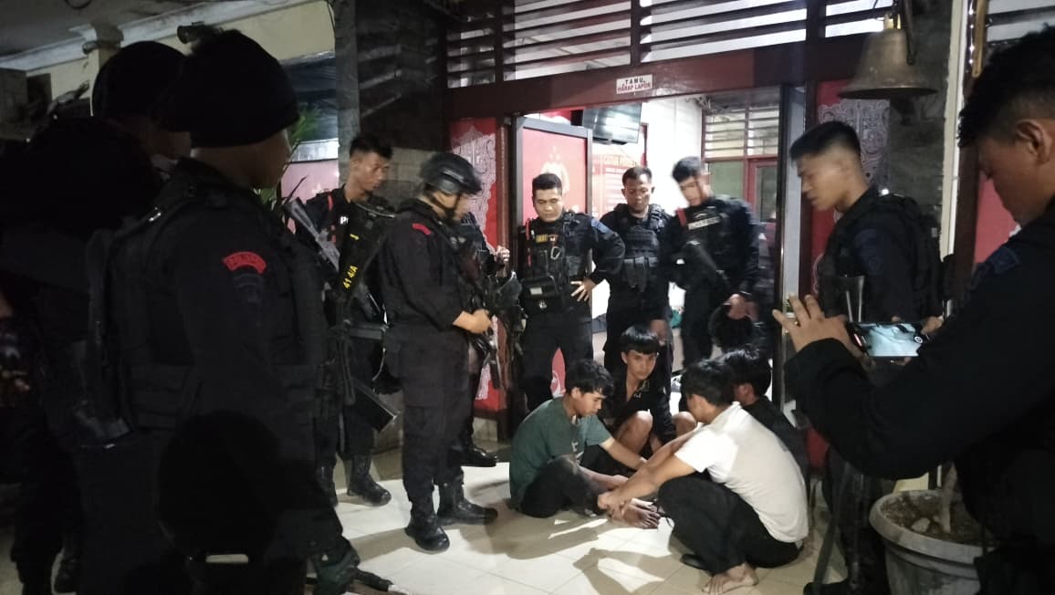 Brimob Sumut Gagalkan Aksi Tawuran Dini Hari, Empat Pelaku dan Dua Kelewang Diamankan