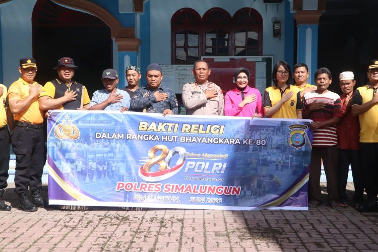 Kapolres Simalungun Bersihkan Gereja dan Masjid, Tegaskan Polri Hadir untuk Semua