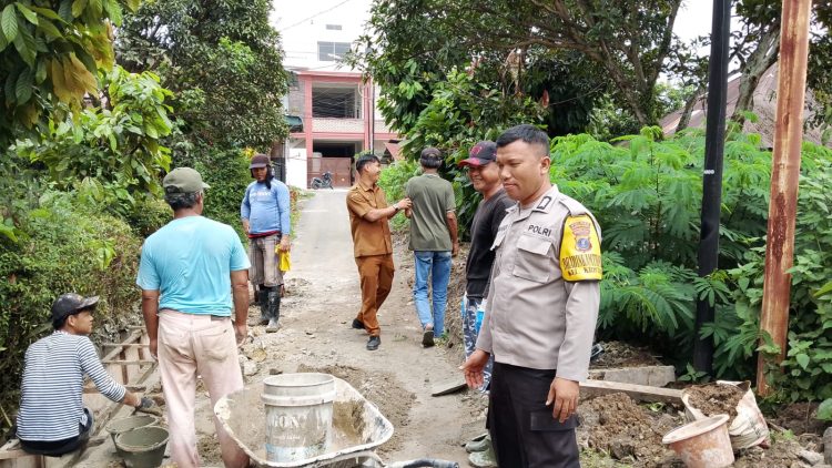 Bhabinkamtibmas Bripka Swandi Turun Langsung Dampingi Pokmas Perbaiki Saluran Air, Ingatkan Keselamatan dan Kamtibmas