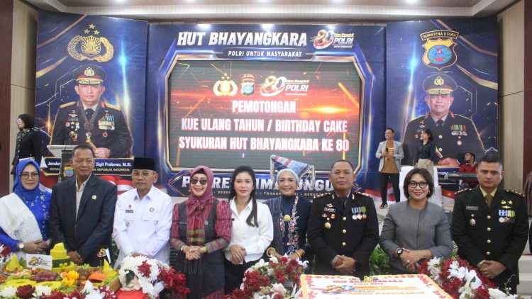 Kapolres Simalungun dan Bupati Potong Tumpeng HUT Bhayangkara ke-80, Perkuat Komitmen Polri Mengabdi untuk Masyarakat