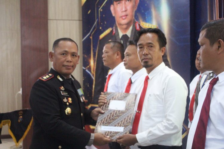 Kapolres Simalungun Ganjar Penghargaan IPDA Bolon Hot Situngkir dan Tim Reskrim Polsek Gunung Malela, Sukses Berantas Kejahatan 3C