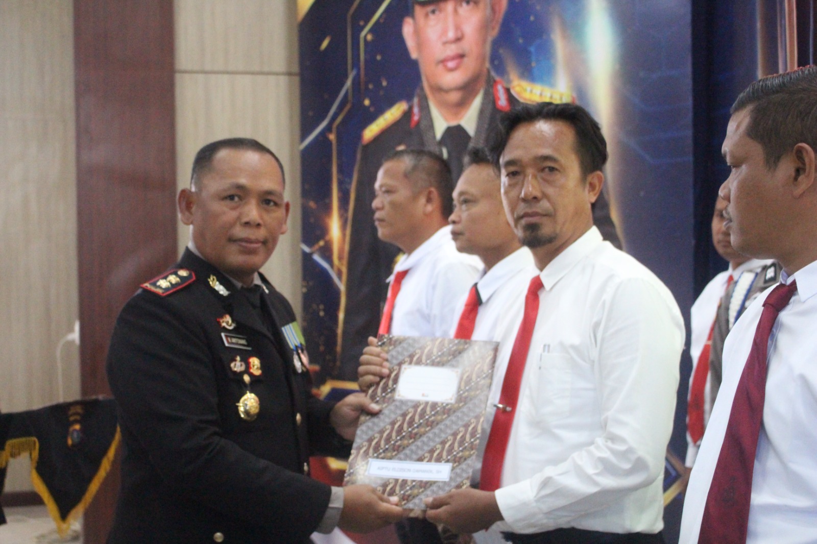 Kapolres Simalungun Ganjar Penghargaan IPDA Bolon Hot Situngkir dan Tim Reskrim Polsek Gunung Malela, Sukses Berantas Kejahatan 3C