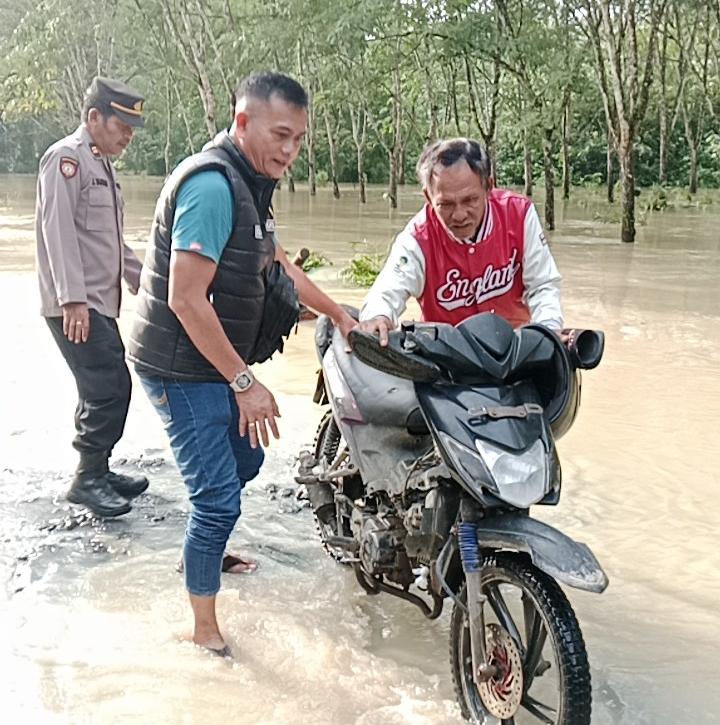 Tak Kenal Lelah, Personel Polsek Bosar Maligas Terobos Banjir Evakuasi Warga dan Salurkan Bantuan