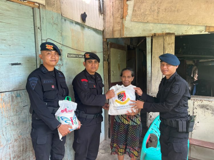 Jumat Berkah Brimob Polda Sumut, Den Gegana Tebar Kepedulian dengan Salurkan Sembako untuk Warga