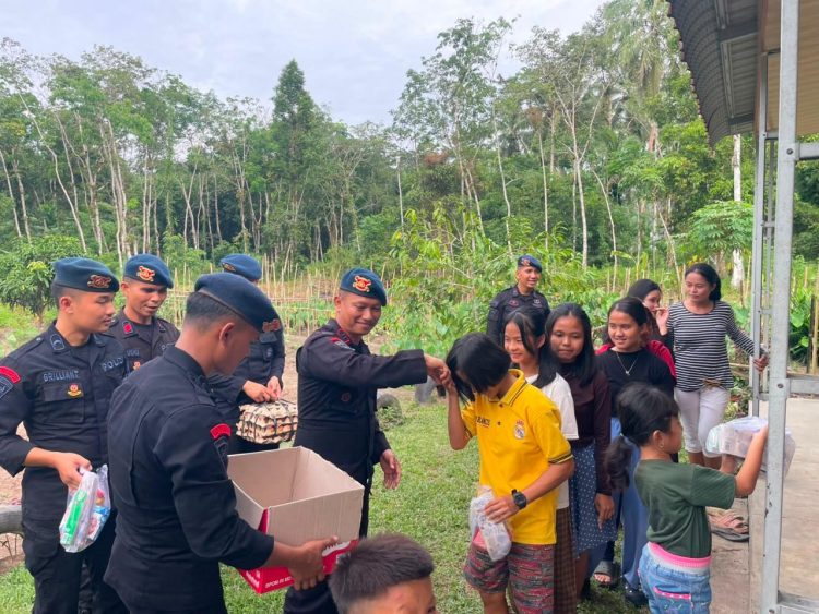 Minggu Kasih Brimob Polda Sumut Hadir di Pulau Nias, Tebar Kepedulian dan Pererat Kedekatan dengan Warga