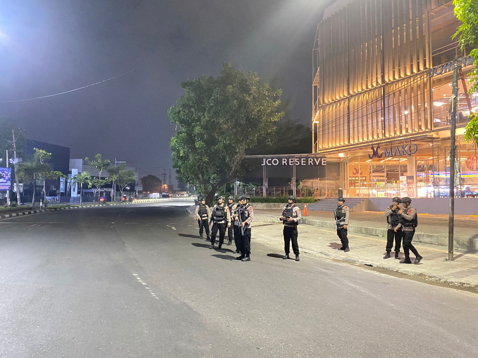 Patroli hingga Dini Hari, Brimob Polda Sumut Sisir Titik Rawan Kejahatan Demi Jaga Kota Medan Tetap Aman
