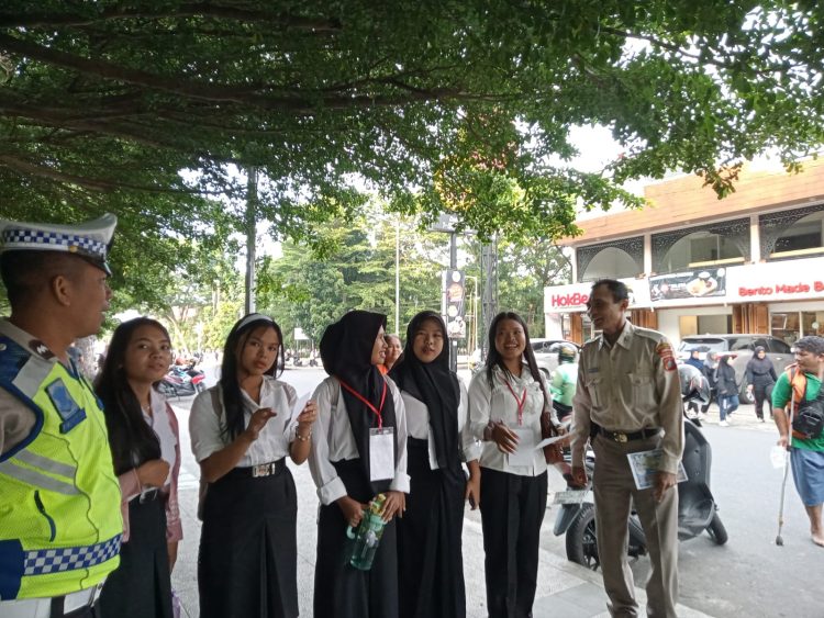 Satlantas Polres Pematangsiantar Gencarkan Edukasi di Taman Bunga, Ajak Masyarakat Tertib Berlalu Lintas Demi Tekan Angka Kecelakaan