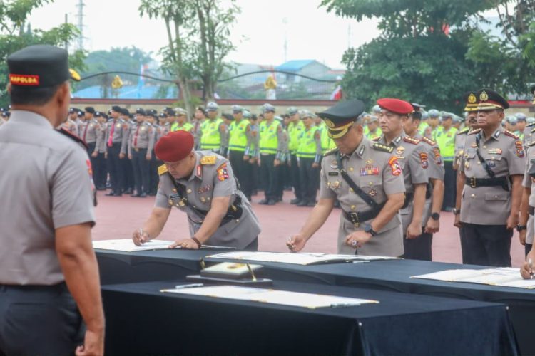 Kapolda Sumatera Utara, Irjen Pol. Whisnu Hermawan Februanto, S.I.K., M.H., memimpin upacara Serah Terima Jabatan (Sertijab) dan pelantikan 24 Pejabat Utama (PJU) Polda Sumut serta Kapolres jajaran di Lapangan KS Tubun Mapolda Sumut, Senin (13/7/2026). Dalam kesempatan itu, Kapolda menegaskan bahwa setiap jabatan merupakan amanah yang harus dijalankan dengan penuh integritas, profesionalisme, dan orientasi pada pelayanan terbaik kepada masyarakat. Mutasi tersebut merupakan bagian dari proses regenerasi kepemimpinan dan pembinaan organisasi Polri guna memperkuat kinerja institusi dalam menghadapi dinamika tugas serta tantangan keamanan yang terus berkembang. Dalam amanatnya, Irjen Pol. Whisnu Hermawan menyampaikan bahwa pergantian jabatan merupakan hal yang wajar dalam organisasi sebagai bentuk penyegaran kepemimpinan sekaligus memberikan ruang bagi lahirnya inovasi dan peningkatan kualitas pelayanan publik. “Penyegaran kepemimpinan di lingkungan Polri merupakan bagian dari proses pembinaan organisasi dan regenerasi kepemimpinan yang dilaksanakan secara berkelanjutan. Proses ini merupakan upaya strategis untuk memperkuat kinerja Polri dalam menghadapi berbagai tantangan dan tuntutan tugas yang terus berkembang,” ujar Kapolda. Pada kesempatan itu, Kapolda juga menyampaikan ucapan selamat kepada Brigjen Pol. Ricko Taruna Mauruh atas kenaikan pangkat satu tingkat lebih tinggi menjadi Brigadir Jenderal Polisi. Ia berharap amanah baru tersebut dapat dijalankan dengan penuh tanggung jawab dan memberikan kontribusi yang semakin besar bagi institusi Polri. Dalam upacara tersebut dilakukan serah terima jabatan terhadap sejumlah Pejabat Utama Polda Sumut, meliputi Dirreskrimum, Karorena, Karo SDM, Dirintelkam, Dirreskrimsus, Dirpamobvit, Kabidkum, Dirbinmas, Kabidkeu, Dansat Brimob, Ka SPN, Kabiddokkes, dan Karumkit Bhayangkara Tingkat II Medan. Selain itu, dilaksanakan pelantikan Dirlantas dan Kabidlabfor Polda Sumut. Sementara di jajaran kewilayahan, dilakukan pergantian Kapolres Batu Bara, Langkat, Tapanuli Utara, Nias Selatan, Padangsidimpuan, Pelabuhan Belawan, Binjai, Tapanuli Selatan, serta pelantikan Kapolres Padang Lawas Utara. Kapolda memberikan apresiasi kepada seluruh pejabat lama atas dedikasi, loyalitas, dan pengabdian selama bertugas di Polda Sumatera Utara. Menurutnya, pengalaman selama bertugas di Sumatera Utara akan menjadi bekal berharga dalam mengemban amanah di tempat penugasan yang baru. Kepada pejabat yang baru dilantik, Kapolda meminta agar segera beradaptasi dengan karakteristik wilayah dan dinamika tugas di Sumatera Utara, serta menghadirkan semangat baru dalam meningkatkan pelayanan, perlindungan, dan pengayoman kepada masyarakat. “Saya yakin dengan pengalaman dan kompetensi yang dimiliki, saudara akan mampu menghadirkan inovasi serta semangat baru dalam meningkatkan kualitas pelayanan kepada masyarakat Sumatera Utara,” katanya. Mengakhiri amanatnya, Kapolda menegaskan bahwa jabatan bukan sekadar posisi struktural, melainkan amanah yang harus dipertanggungjawabkan melalui integritas, disiplin, profesionalisme, dan keteladanan. Ia juga menekankan pentingnya membangun budaya organisasi yang kuat guna menekan berbagai bentuk pelanggaran personel menuju target nihil pelanggaran. “Jagalah dan tunaikan amanah jabatan dengan penuh rasa tanggung jawab. Ciptakan prestasi, loyalitas, serta torehkan kinerja terbaik selama mengemban tugas di Polda Sumatera Utara,” tegas Irjen Pol. Whisnu Hermawan. Kapolda menutup amanatnya dengan mengucapkan selamat bertugas kepada seluruh pejabat yang baru dilantik maupun yang menjalani mutasi, seraya berharap mereka terus memberikan pengabdian terbaik kepada masyarakat serta menjaga kepercayaan publik terhadap Polri melalui kinerja yang profesional, humanis, dan berintegritas.