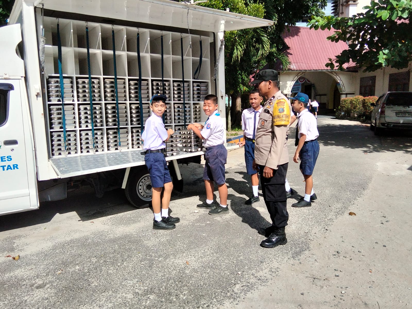 1.124 Paket MBG Disalurkan ke SMPN 1 Pematangsiantar, Bhabinkamtibmas Polsek Siantar Timur Kawal Distribusi Agar Aman dan Tepat Sasaran
