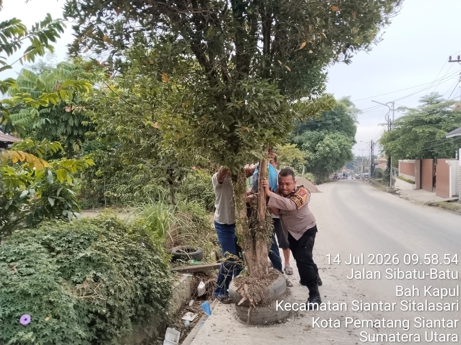 Gotong Royong Bersama Warga, Bhabinkamtibmas Siantar Martoba Pangkas Pohon Pengganggu Lalu Lintas, Perkuat Kemitraan dengan Masyarakat