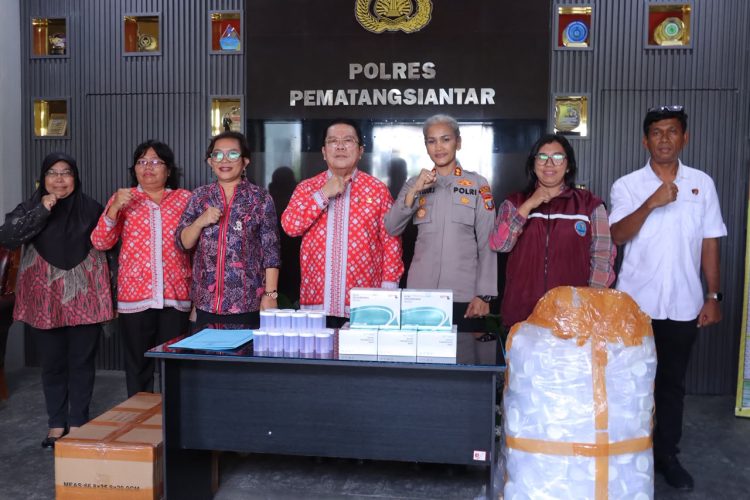 Perkuat Perang Melawan Narkoba, Wali Kota Serahkan Bantuan Alat Tes Urine kepada Kapolres Pematangsiantar