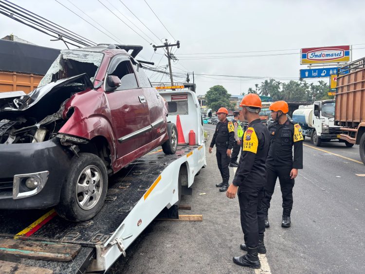 Truk Diduga Rem Blong Picu Kecelakaan Maut di Jalur Medan–Berastagi, Brimob Polda Sumut Gerak Cepat Evakuasi Korban