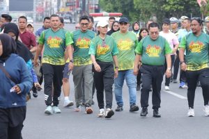 Ribuan Warga Tumpah Ruah! Dandim Letkol Inf Agus Mochtadi Pimpin Jalan Santai Sehat Meriahkan Event Festival Rakyat Di Kota Pematangsiantar