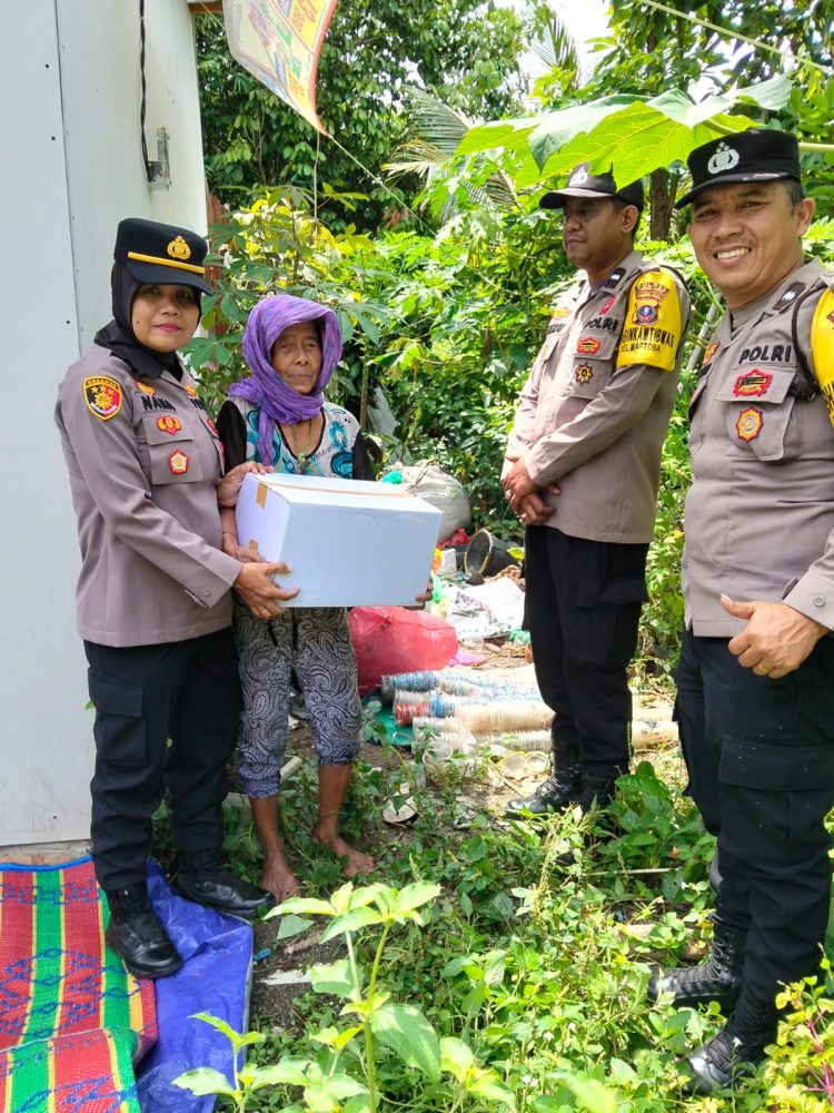 Jumat Berkah Polsek Siantar Utara, Kapolsek Nana Sandra Antar Langsung Bansos ke Rumah Warga yang Membutuhkan